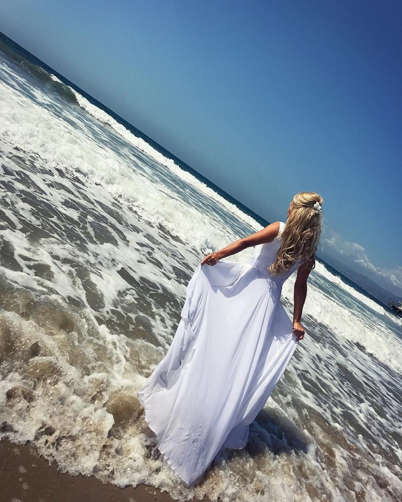 Nevesta na uteku ???????? #bride #justmarried #ocean #santamonica #usa #california #californiadreaming #losangeles #lastday #cali…