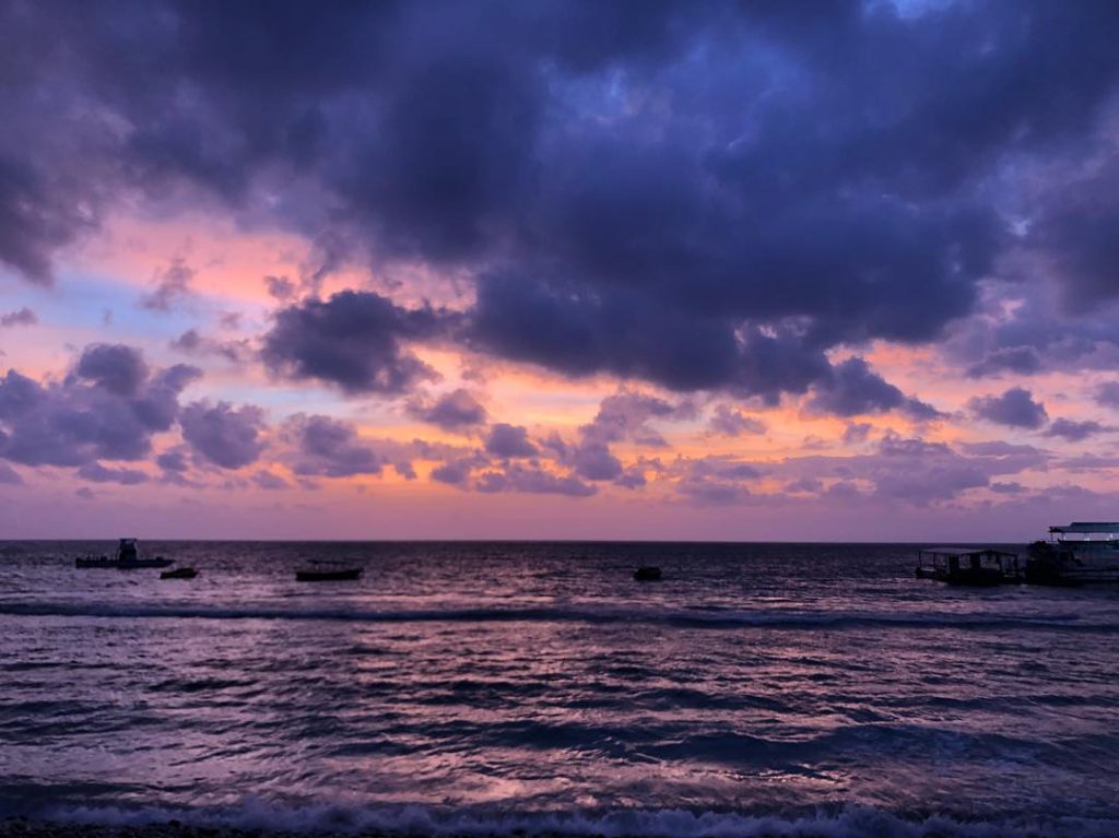 The first of many snaps to come from Nusa Penida. #sunrise #dawn #nusa #bikeproblems&hellip;