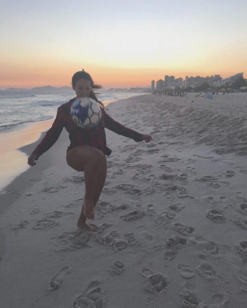 Qué mejor combinación que jugar a la pelota ️ en la playa durante el&hellip;