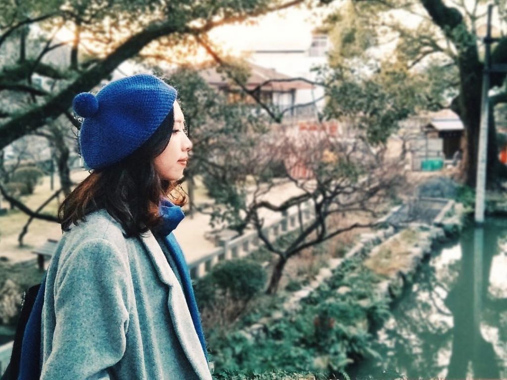 #美格的無限murmur #megssglife 照片在福岡，讓我想起過去頻繁旅行的日子，如今似乎已經進到下個階段。 – 展翅翱翔的飛鳥也會築巢，看似孤傲的狼也愛成群，瀟灑的旅人也需要家，渴望獨特的人也懂平凡日子的味道。 – 好像沒有什麼是對立的，卻也有衝突的時刻，看似矛盾不已的，也會找到共通的道理。 – 本來就不愛斷言是非，但隨著看見越多的是是非非，也隨著自己從熱血社青到渴望穩定家庭，又轉變成追求價值發揮，再到此刻的明白平凡的意義，如此過程讓我更加地體會灰色地帶的廣闊。 – 如果凡事都有好壞的成份，沒有人能真正判斷是與非的話，人生最重要的就不是好壞與否，而是自己的選擇是什麼了。 – 選了就是好的，沒選的，就不重要。 -&hellip;