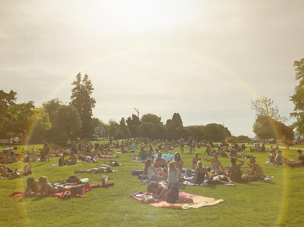 沙灘旁的比基尼，也太多人。 Bask beside the beach, let’s enjoy:) #GDworld遊世界