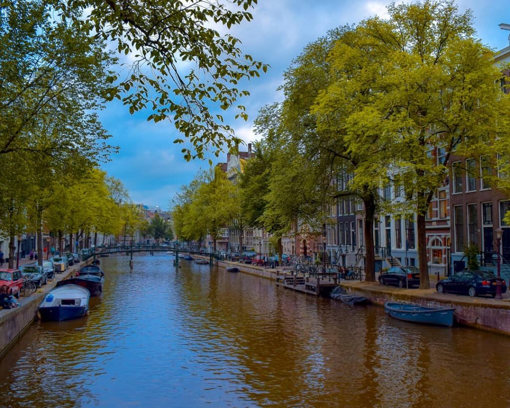 The lonely or canals I almost fell off that bridge ____________________ #europe #holanda #netherlands&hellip;