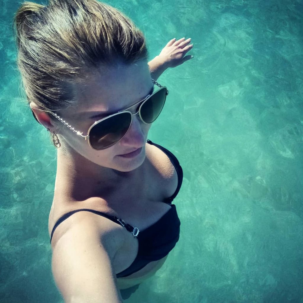 Чистейшая вода . #greece #Athens #alimos #aegeansea #beachtravel #haveagreatday #selfie #selfportrait #serious #naturecolours #summerneverends…