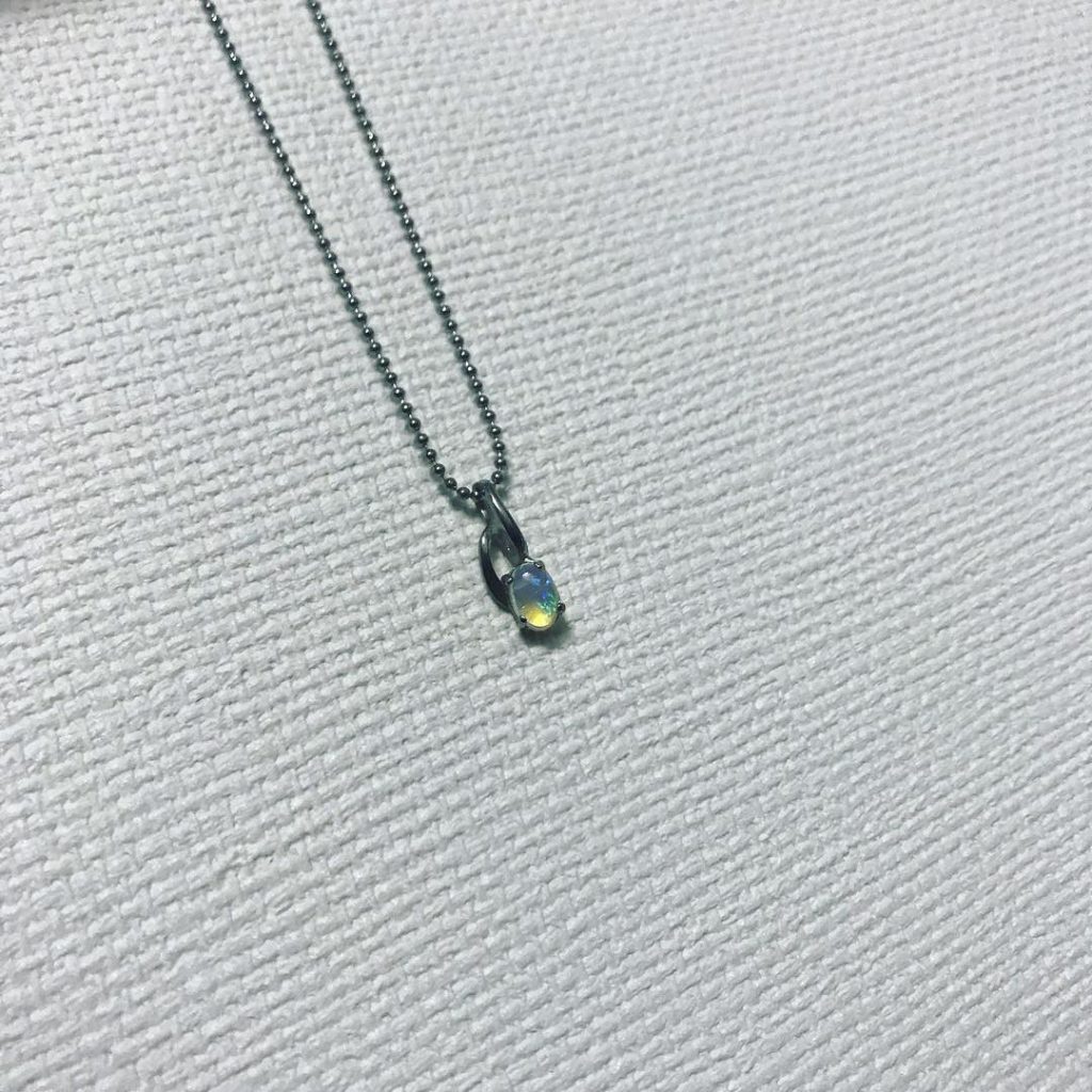 1番お気に入りのネックレス . オーストラリアでgetした天然オパール???????? オパールにも白っぽいのとピンクのと水色のが あったんやけど迷わず水色選んだ笑 . #やっぱり青はキレイ #写真好きな人と繋がりたい #写真撮ってる人と繋がりたい #カメラ女子 #関西 #個人 #相互&hellip;