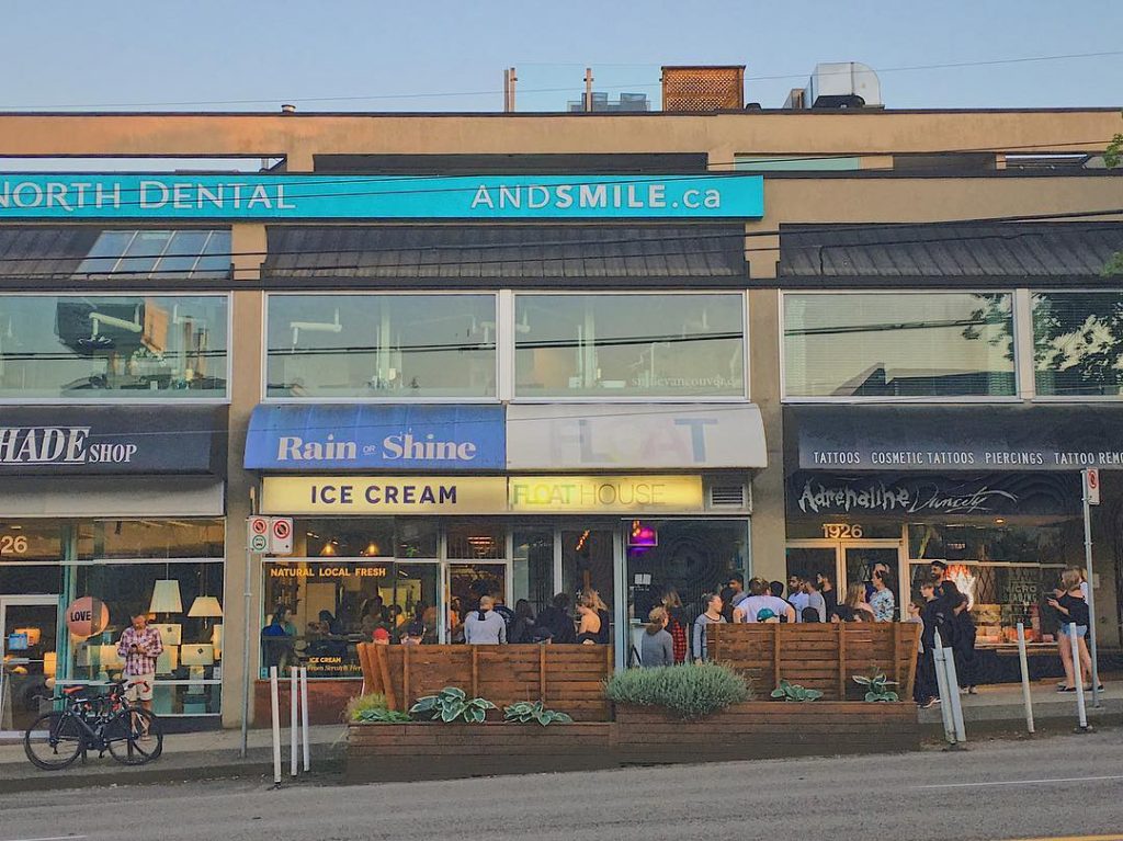 覺得到溫哥華開冰淇淋店一定會大賺，天氣冷還是很多人，而且⋯晚上9點多了。 I think ice cream is very popular in Vancouver, even at 9 pm,&hellip;