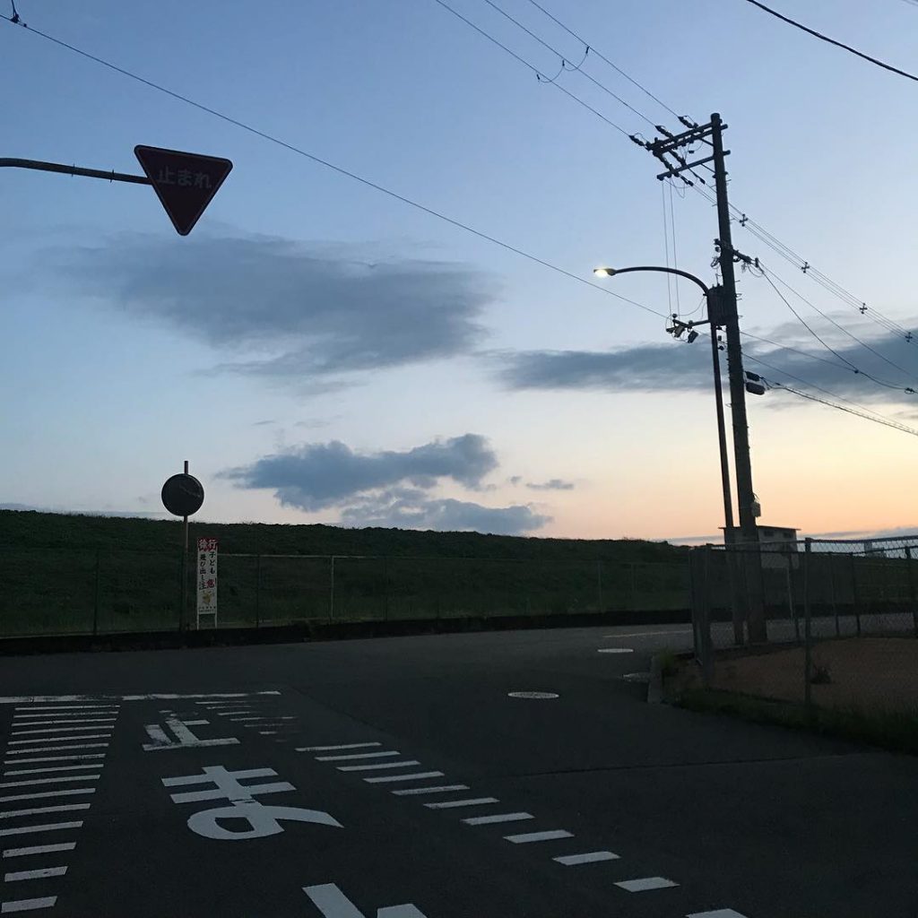 昨日友達の引っ越しの手伝いしてたら、帰る時には空がこんななってた???? この時期4はもう外が明るいといのを知りました️ . #写真好きな人と繋がりたい #写真撮ってる人と繋がりたい #ファインダー越しの私の世界 #カメラ女子 #関西 #個人 #CANON #EOS #Kissx8i #canonphotos&hellip;