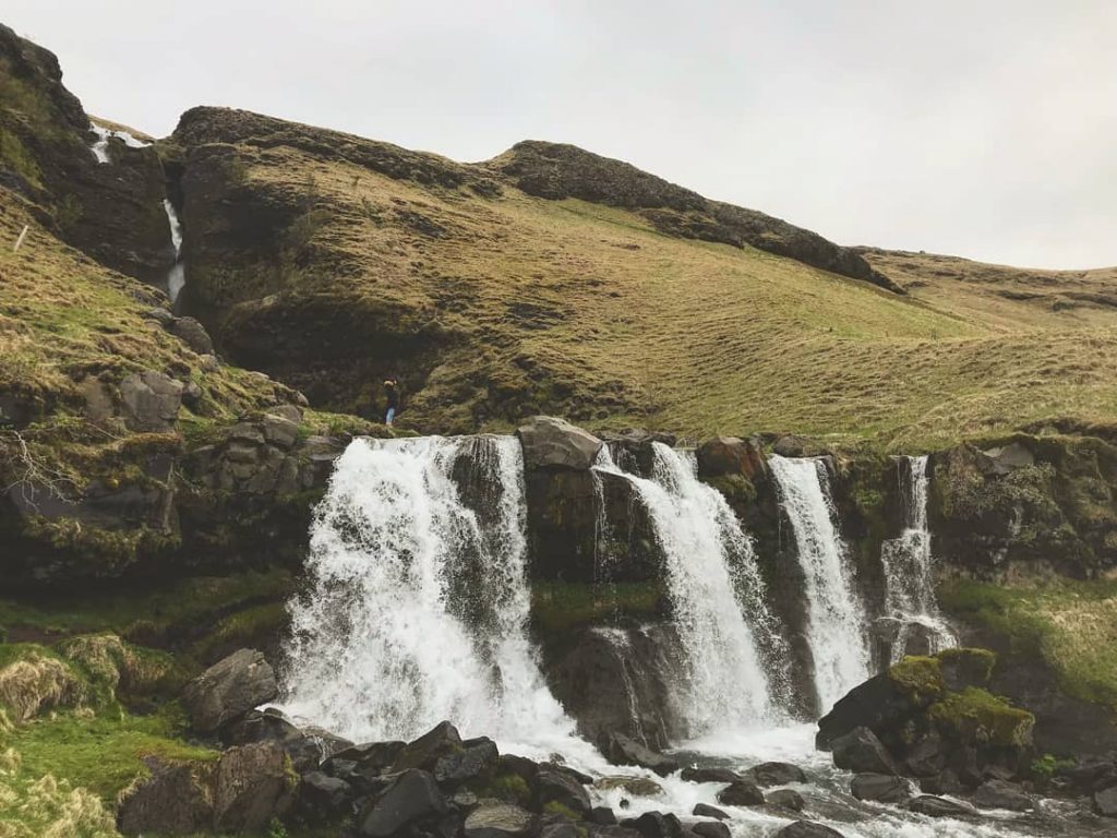 Islandia. Creo que Islandia debe tener como 14 cascadas por km2 . Al estar…