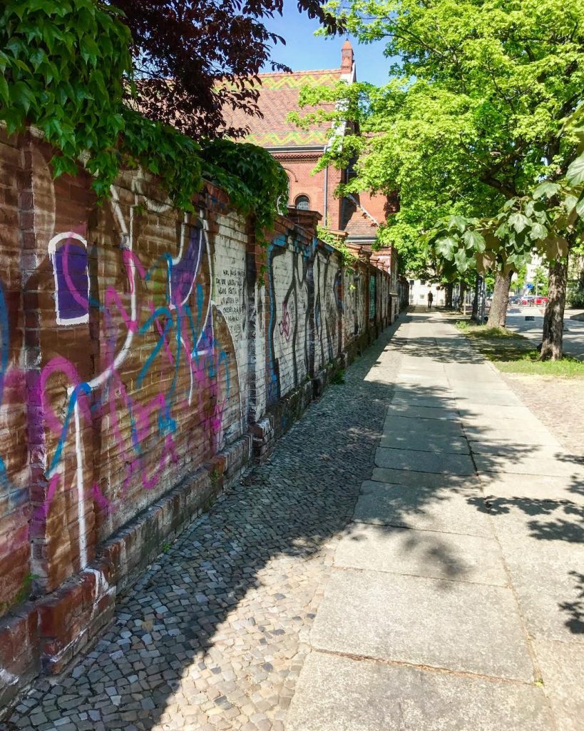 When exploring cities, I love stumbling upon areas like this one. ???????? • •…