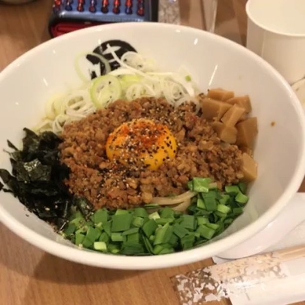 いつ来ても並んでる麺屋マルショウ‍️ 三番街の中で間違いなく1番人気 . #写真好きな人と繋がりたい #写真撮ってる人と繋がりたい #ファインダー越しの私の世界 #カメラ女子 #関西 #個人 #CANON #EOS #Kissx8i #canonphotos&hellip;