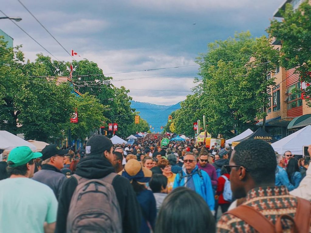 義大利日，滿滿的人潮，第一次在溫哥華看到人潮擠得跟沙丁魚一樣。 Italian day in Vancouver, full of people occupied the street, the first time&hellip;