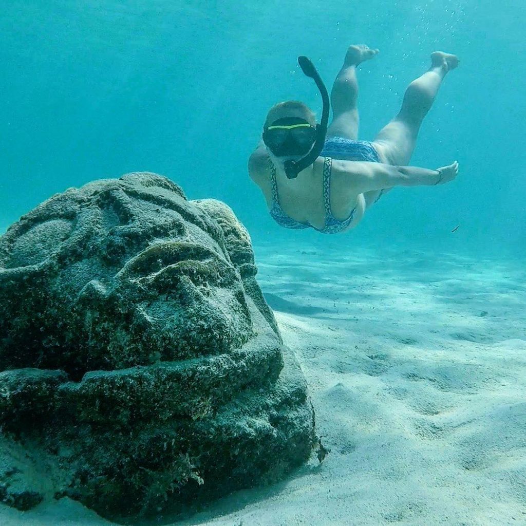 The tikis are all over even in the water #nadditraveltheworld #symanado #vonnullauflangfahrt #vondermoselindiesüdsee #sailing&hellip;