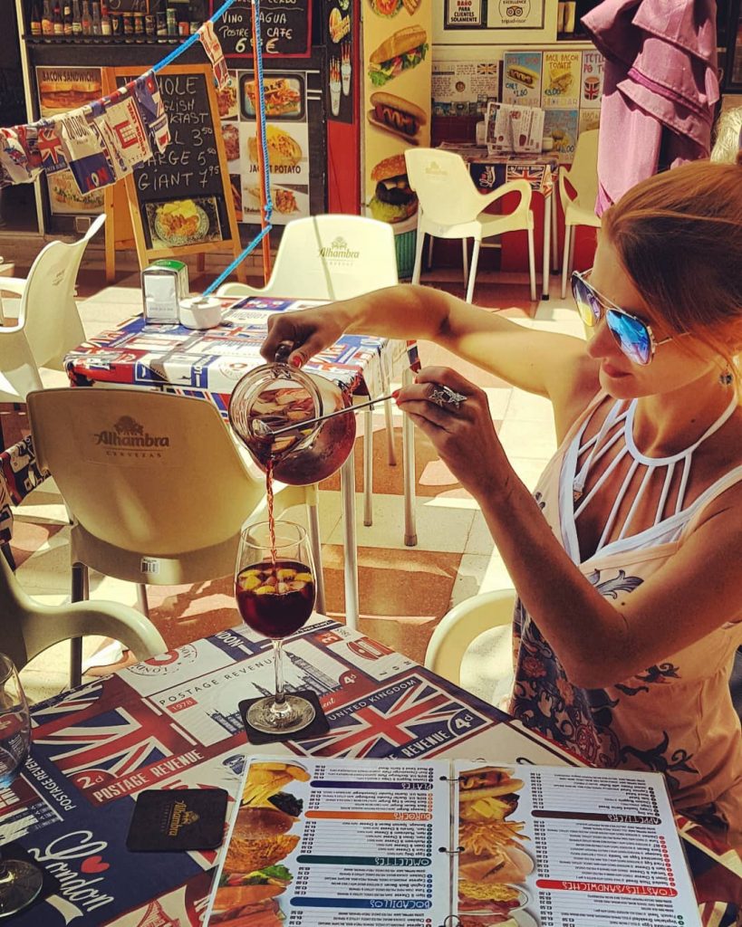 У цей літній спекотний день, чи не випити нам сангрії? @jean_luc_lille _______________________________ #spain #southofspain&hellip;