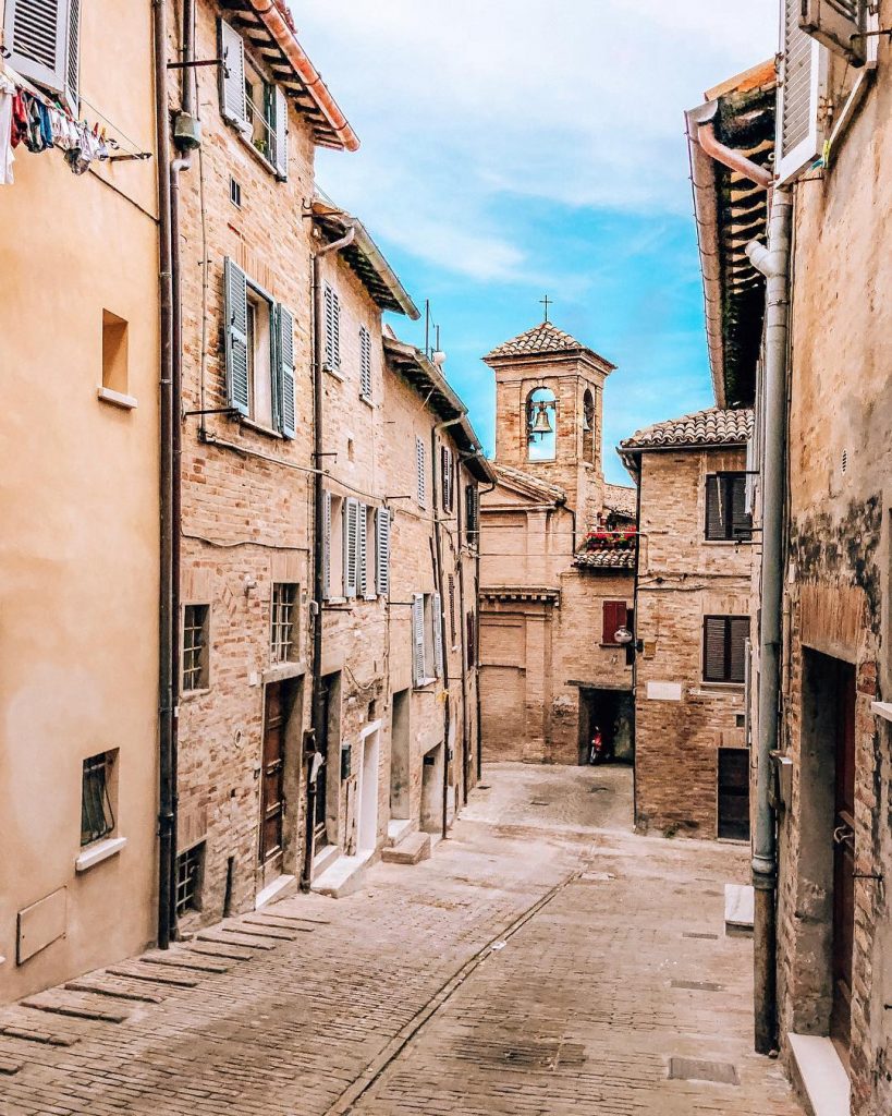 Guardare il mondo col naso all’insù ️ . Sentirsi anche turisti nella città che…