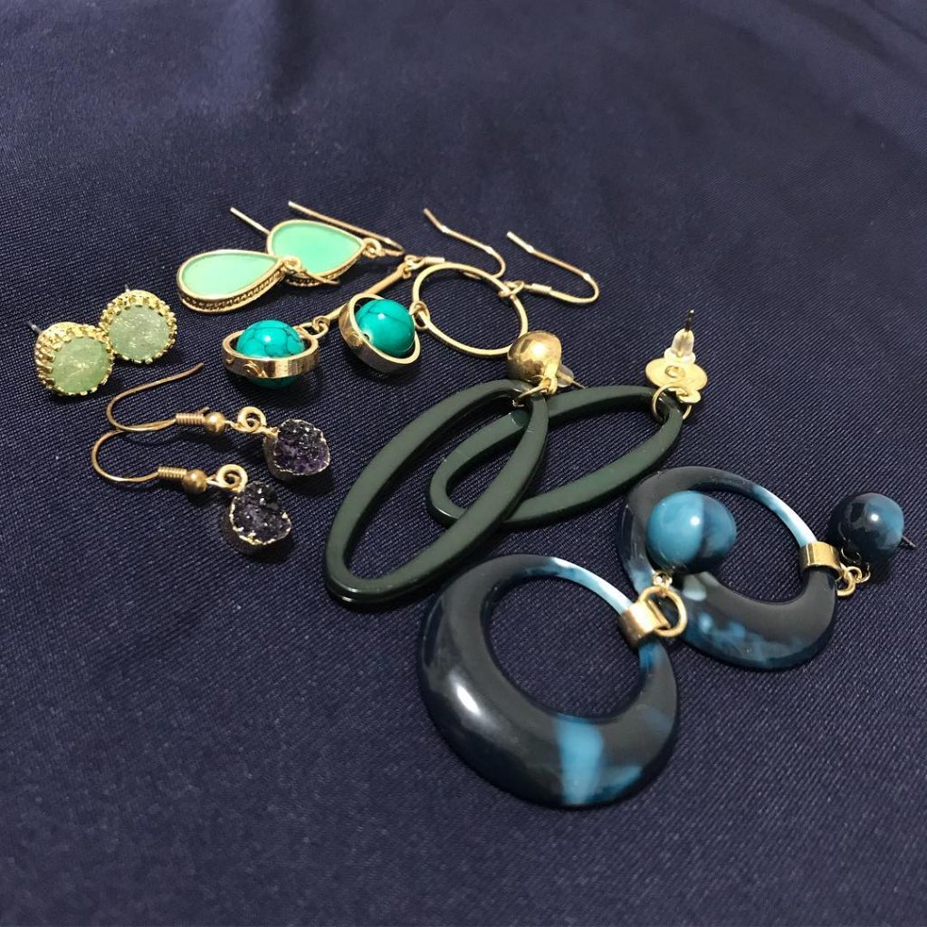 暇を持て余しまくった結果の遊び ひたすらピアスを並べて遊ぶ_(:3 ｣∠)_ . #写真好きな人と繋がりたい #写真撮ってる人と繋がりたい #やっぱり青はキレイ #カメラ女子 #関西 #個人 #相互 #CANON #EOS&hellip;