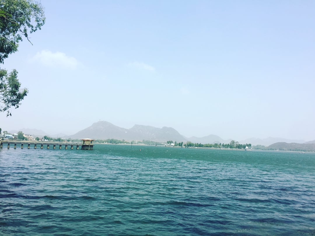 Fateh sagar, Udaipur ️ #travelwriter #travel #udaipur #rajasthantravel #instatravel #travelgram #travelblogger #wanderlust #ilovetravel #streetart…