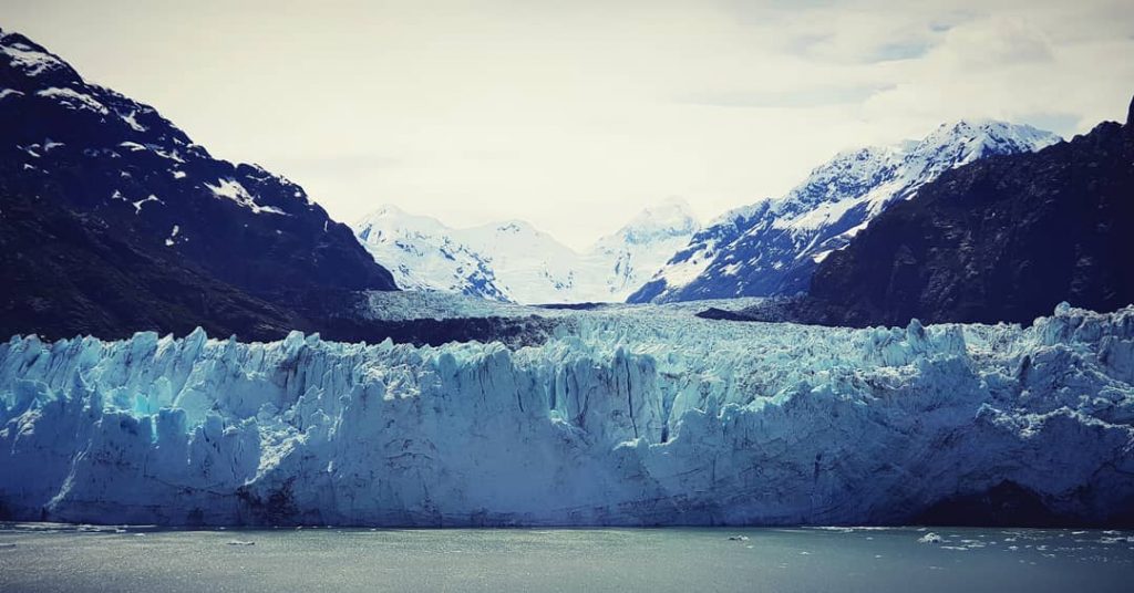 Like a skyscraper . . . . . #glacierbay #alaska #travelblogger #traveling #traveler #travellife…