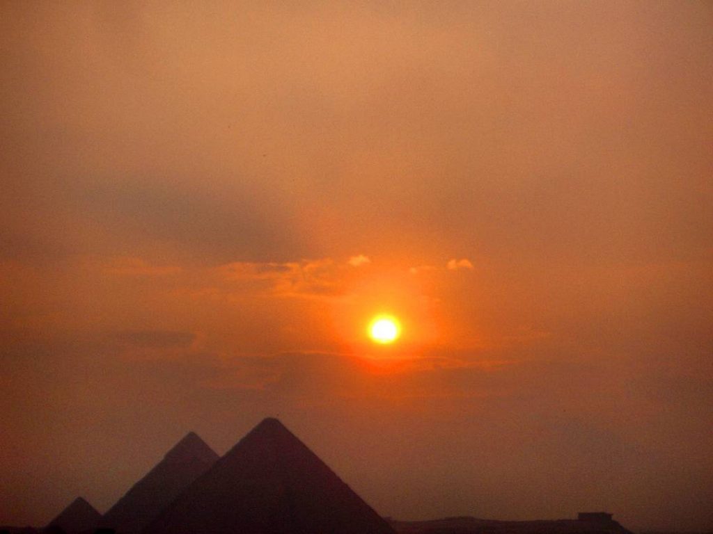 Recordando el atardecer en las pirámides .. De esto hace casi una década! #igegypt&hellip;
