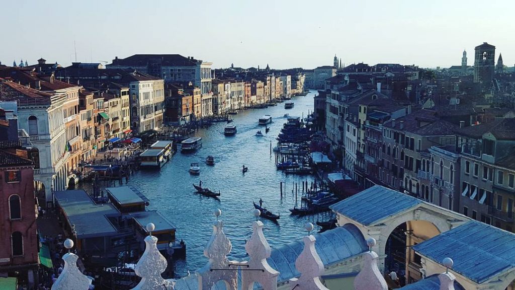 Venice #travelviews #travelpic #travelingran #TravelRepost #travel #traveller #phototravel #venecia #viatjes #viajar #trotamundos #mochilerosviajeros #instatravel…