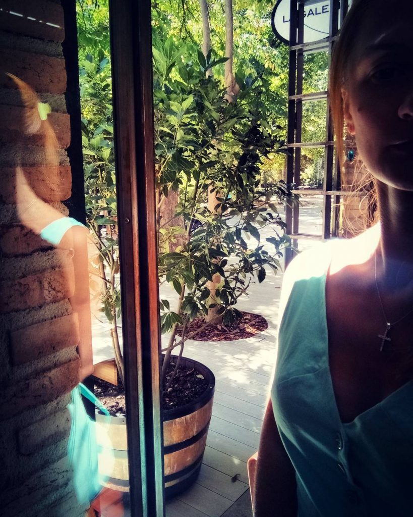 Walking at weather ____________________________ #spain #madrid #summerishere #autumncolours #summerneverends #selfie #natureperfection #travellingisfun #klepiktravels #klepikslife&hellip;
