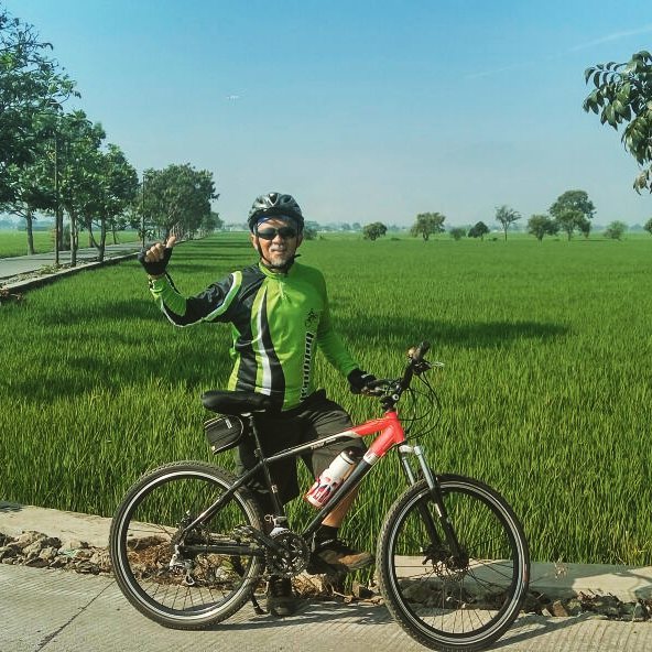 green green grass of view #mtbpictureoftheday #mtblife #mountainbiketouring #mountainbikelifestyle #sepedaku #sepedahan #biketouring #indonesia_photography #nusantarakita…
