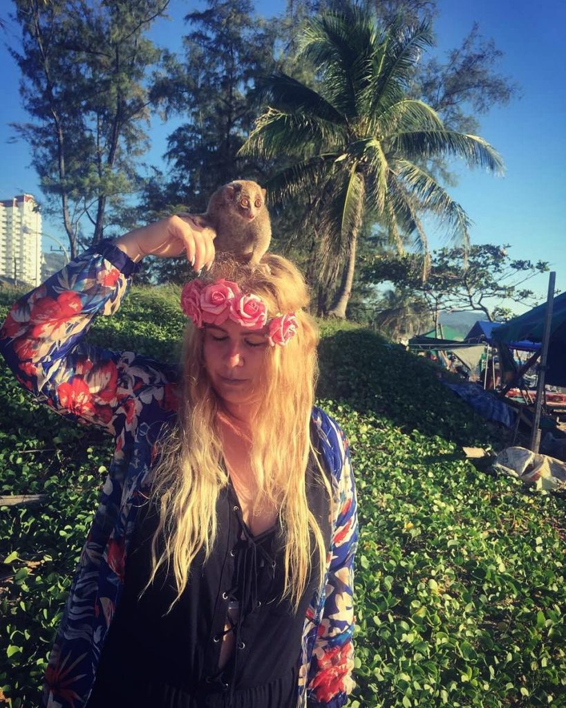 Beaching with my new buddy Plumplori #totallyinlove #plumplori #puket #travelblogger #travelrepost #thailand #thailand???????? #beach…