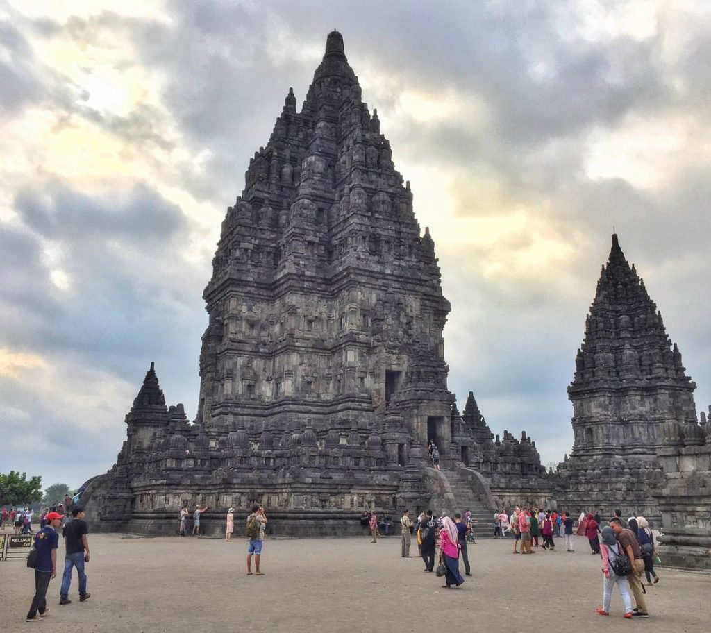 Prambanan Temples, the stone giants. ???????? Impresionantes! Prambanan is immense; It is composed of…