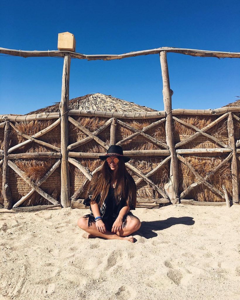Tropical state of mind ▽ • #egypt #paradiseisland #beach #sunnyislesbeach #hat #ootd #beachwear #sand…