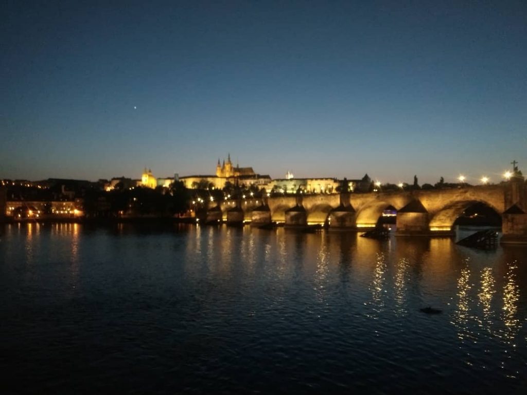 Tem como não ficar apaixonado? #prague???????? #charlesbridge #nofilter #cidadelinda #eurotrip #viajandoporai #travelling #bnesimppl
