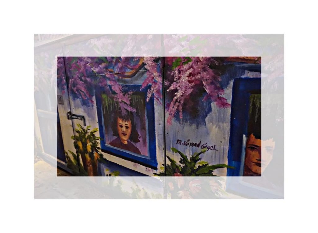 Tenhle styl streetartu se mi vážně líbí. Je to nakreslené na místech k tomu&hellip;