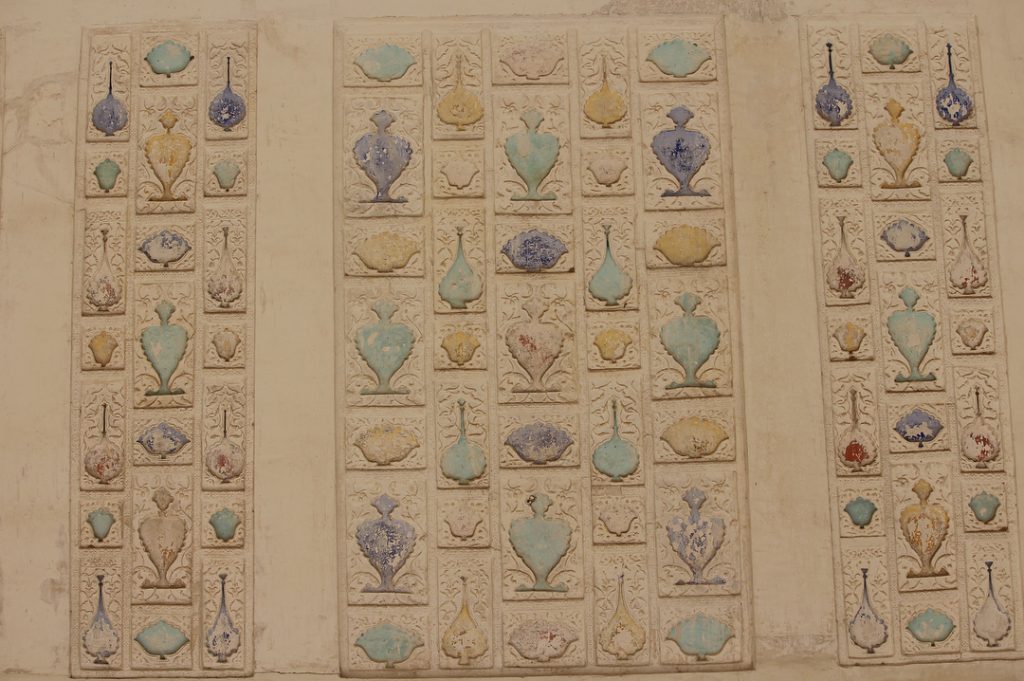 Intricate wall carvings and paintings of Amber Fort in Jaipur. : yours truly #wallcarving&hellip;