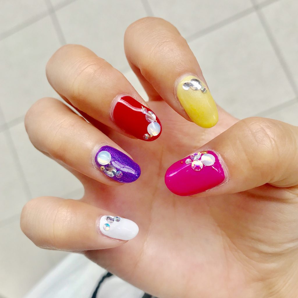 今度のモデルの仕事に合わせて ネイルもチェンジ . 濃緑に映えるように原色シンプル . . #写真好きな人と繋がりたい #写真撮ってる人と繋がりたい #ファインダー越しの私の世界 #カメラ女子 #関西 #個人 #相互&hellip;