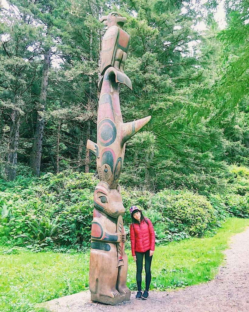 溫哥華好多這樣子的圖騰柱，每根圖騰柱都是印地安人留下的文化遺址，看起來有點像後人重製的風格，不過這些文化遺址，卻已經存在幾百年了。 很開心每次與妳的旅行，很珍惜現在我們的擁有，是妳讓我漸漸的開啟封閉的視野，是妳帶著我描繪世界的輪廓，是妳讓我知道這輩子不能沒有妳：） #這是一個食物鏈的圖騰柱 #GDworld遊世界 #跟著GD去流浪