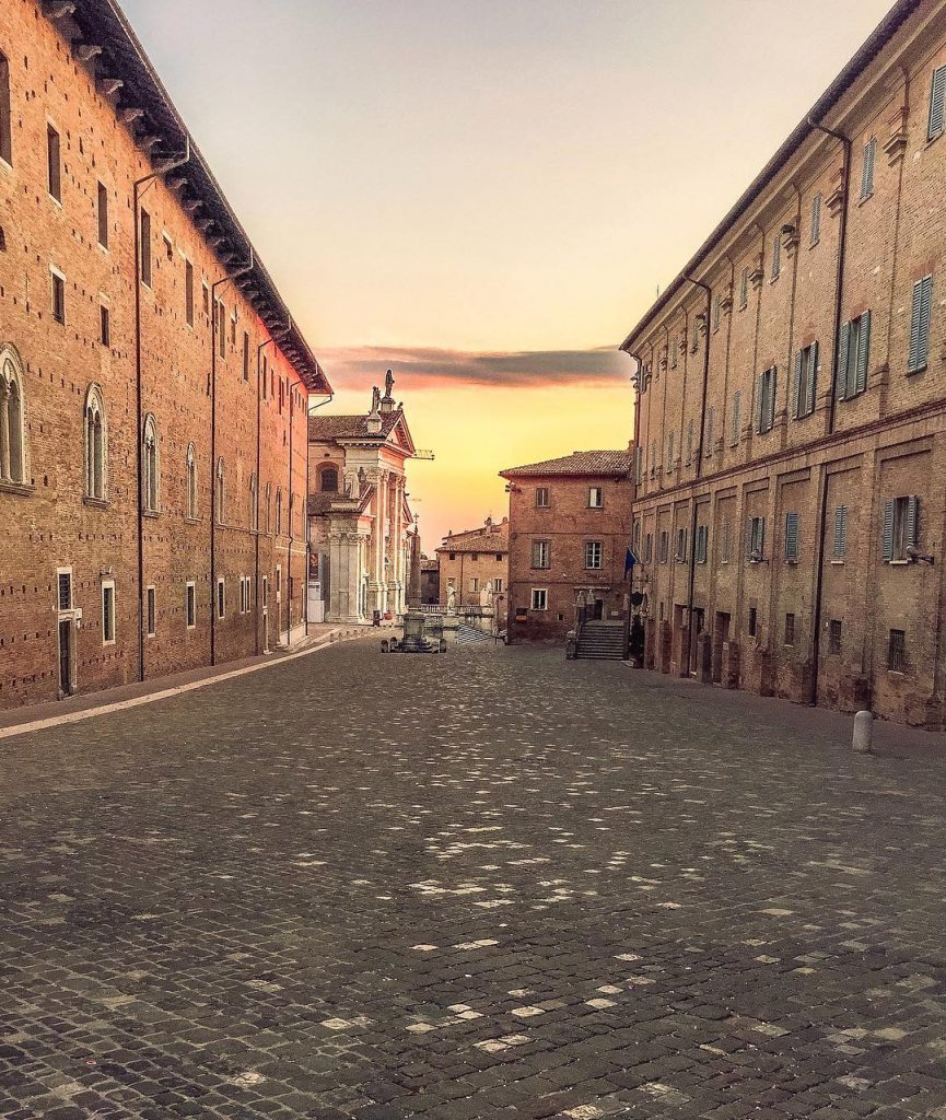 Adoro dormire ma amo di più l’alba ️️ Voi a che ora vi siete&hellip;