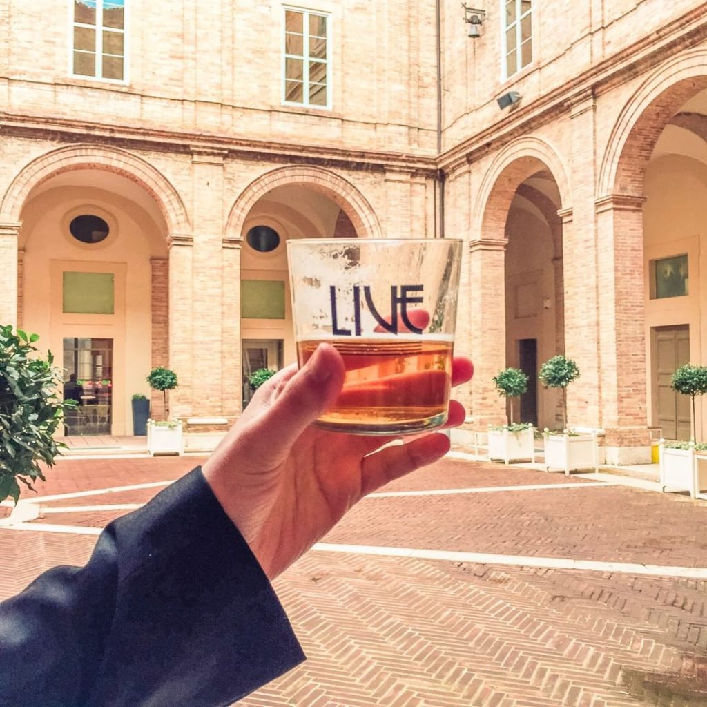 Una birra con vista, grazie. ⠀⠀⠀⠀⠀⠀⠀⠀⠀ .⠀⠀⠀⠀⠀⠀⠀⠀⠀ .⠀⠀⠀⠀⠀⠀⠀⠀⠀ .⠀⠀⠀⠀⠀⠀⠀⠀⠀ .⠀⠀⠀⠀⠀⠀⠀⠀⠀ .⠀⠀⠀⠀⠀⠀⠀⠀⠀ #backpackerstory #bestcommunitytravel #adventureinspired&hellip;