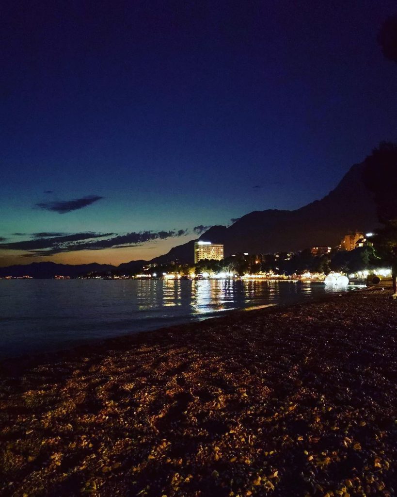 Makarska nocą Chorwacja???????? #croatia #makarska #makarskariviera #2018 #thebestplaceintheworld #holidays #trip #triplovers #travelers #lovetravel #trojewpodrozy…