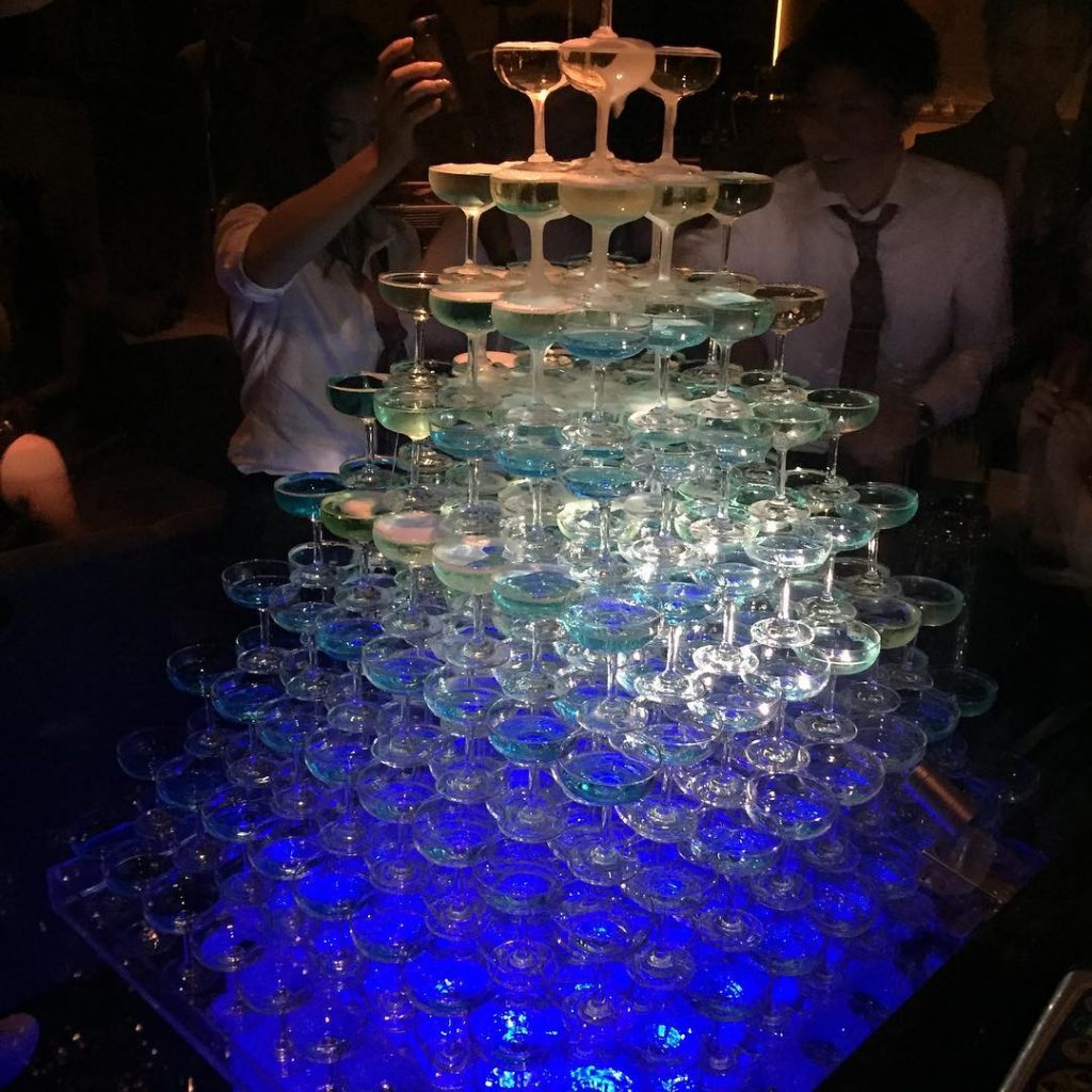 お世話になってる代表取締役さんの バースデーパーティーに参加させていただきました . 見たことないスケールの シャンパンタワーでびっくり！ . シャンパン自体も青色で めちゃくちゃキレイでした . 派手で豪華でキレイで、 改めてすごさを感じれました . 一緒にお仕事させていただけて&hellip;