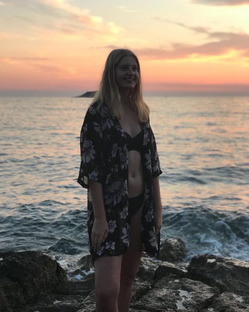 ! carefree ! • • • • • #sunset #bnesimppl #sun #sea #landscape #travel&hellip;