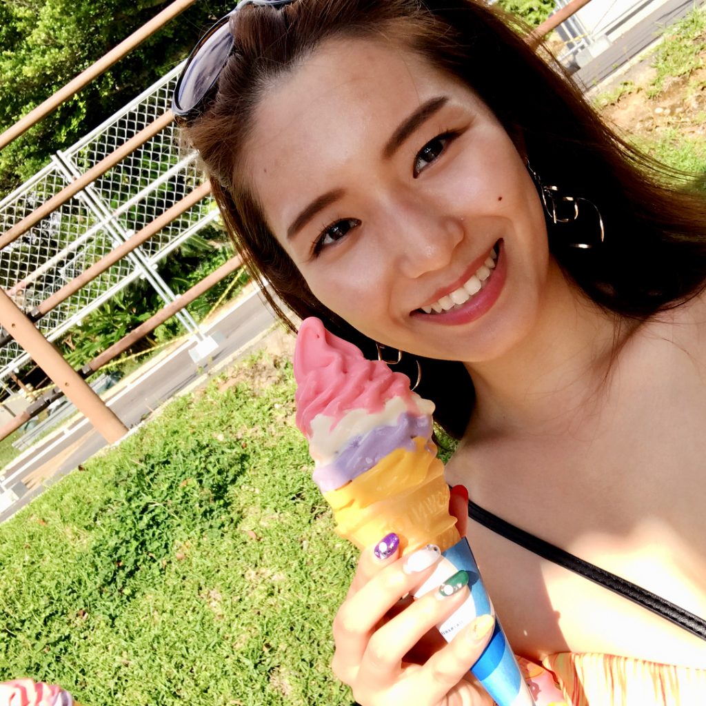 沖縄滞在中は天気と気候がほんまに 「真夏！！」って感じで暑かったけど それが気持ちよかったな〜 . 冷たい食べ物と飲み物が必須やった笑 . 4色ソフトクリームに シークワーサータピオカに 見たことないバヤリースシリーズ . . #shuricastle #naha&hellip;