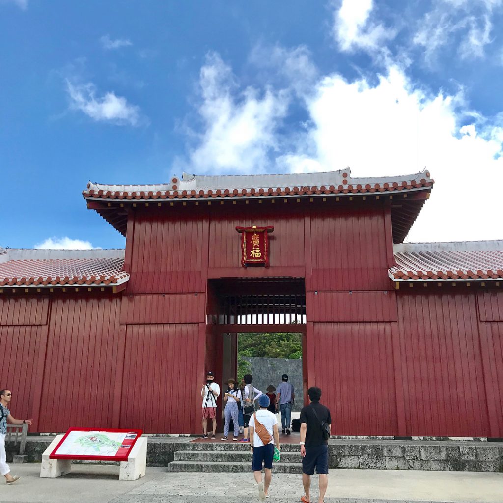 中学校の修学旅行から9年ぶりの首里城 . 改修工事真っ最中やった頃から早9年、、笑 . やっぱりあの頃とは感じること思うことは違ってて、大人になったんやなぁと実感しました笑 . あと何よりも4枚目のテキトーさが面白すぎる????笑 自由すぎてテキトーすぎて、結局後からみんな「もっとちゃんとすればよかった」ってちょっと後悔してた笑笑 . . #shuricastle #naha #okinawa&hellip;