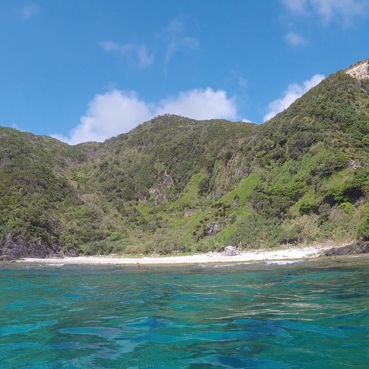 沖縄シュノーケリングまとめ . まだ夏休みでもないし空いてて のんびりできたしよかった . 移動時間ほぼ昼寝やった笑 . . たまにはスマホ圏外のとこで ぼーっとするんもええなぁ . やっぱりのんびりゆっくりするんが 1番好きやなと再確認した海dayでした&hellip;