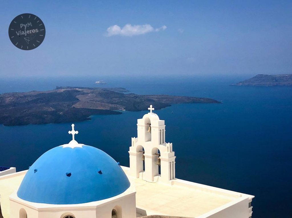 〰️Firostefani〰️ 〰️La isla de Santorini es conocida por las cúpulas de sus iglesias, la&hellip;