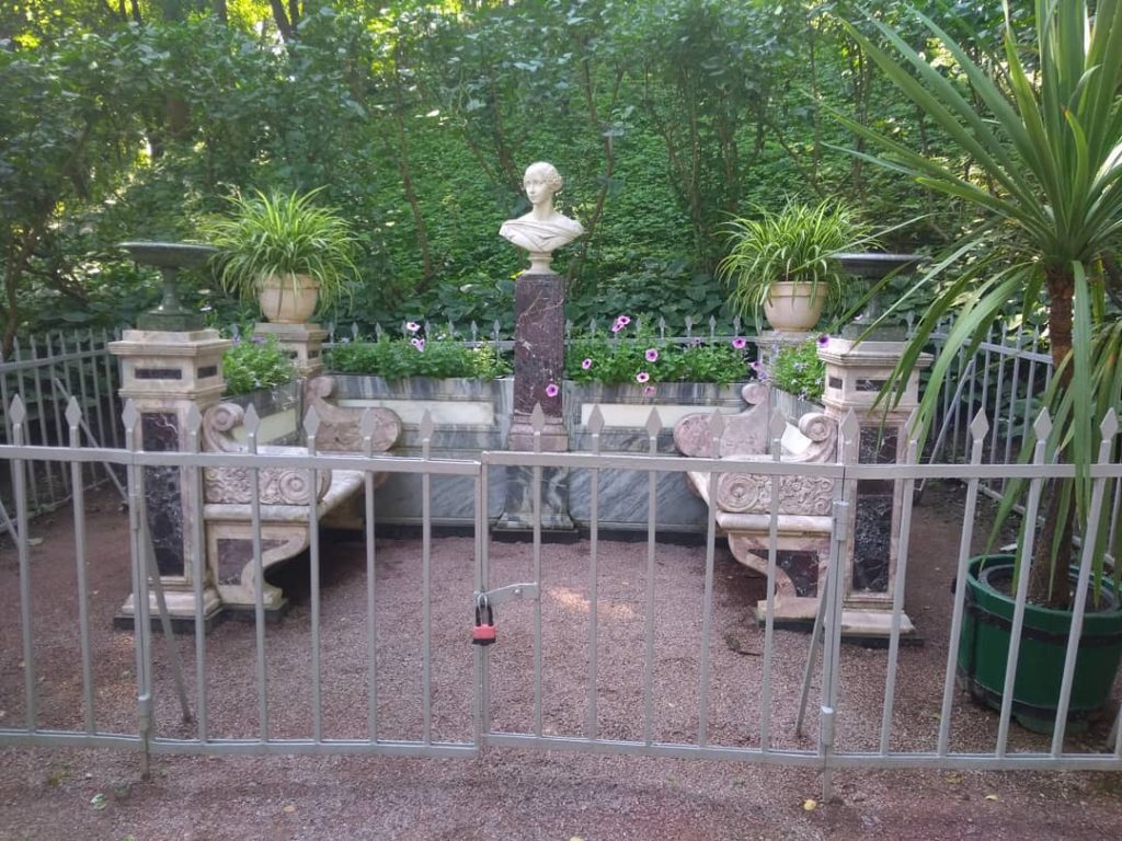 #travel #travelphoto #travelblogger #peterhof #sanktpeterburg #Russia #color #sammer #travel #nature ~ ~ ~ #instadaily&hellip;