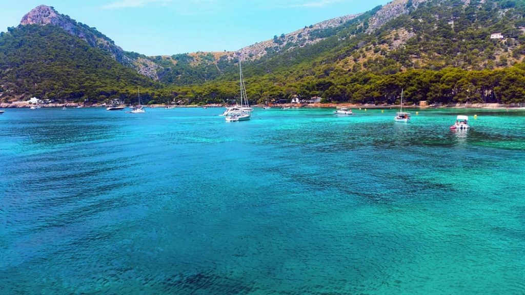 Playa De Formentor . . #yuliyakarpova_ph #naturalbeauty #nature #traveller #travelgoals #travelphotography #formentormallorca #sea #tramuntana…
