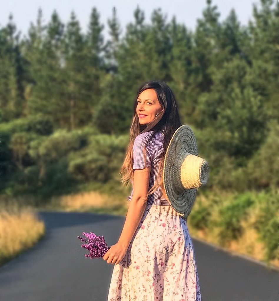 Que bonito es usar la ropa de mamá cuando era joven! AMO #mom #momstyle&hellip;