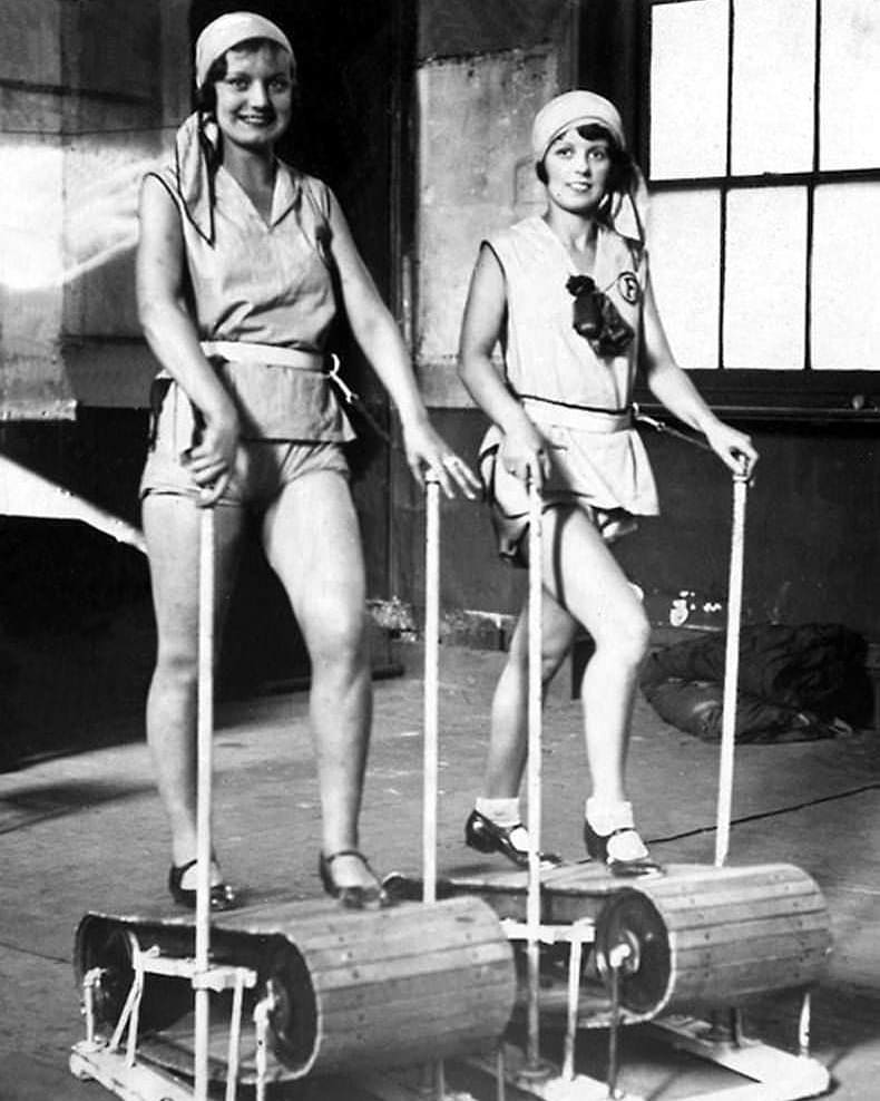 One of the first treadmills advertised using models in LA, US in 1928. #firstmodels&hellip;