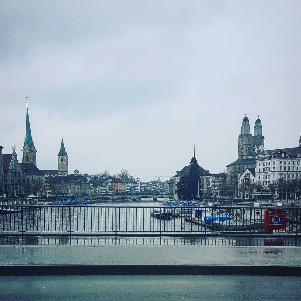 La ciudad cosmopolita sobre las aguas, #zurich con variados museos, iglesias, gastronomía y vida&hellip;