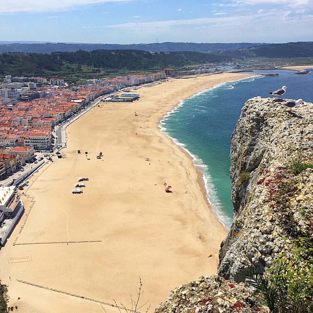 ???????? Nazaré é uma típica vila portuguesa com uma localização maravilhosa. Fica a 100km&hellip;