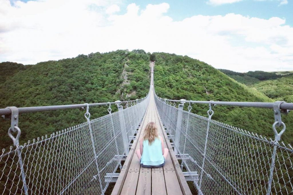 Hängeseilbrücke #geierlay #3weeksago #bridge #hochhinaus #friends #visit #hunsrück #pfalz #happy #love #travelblogger #travelphotography #travel_overtheworld…