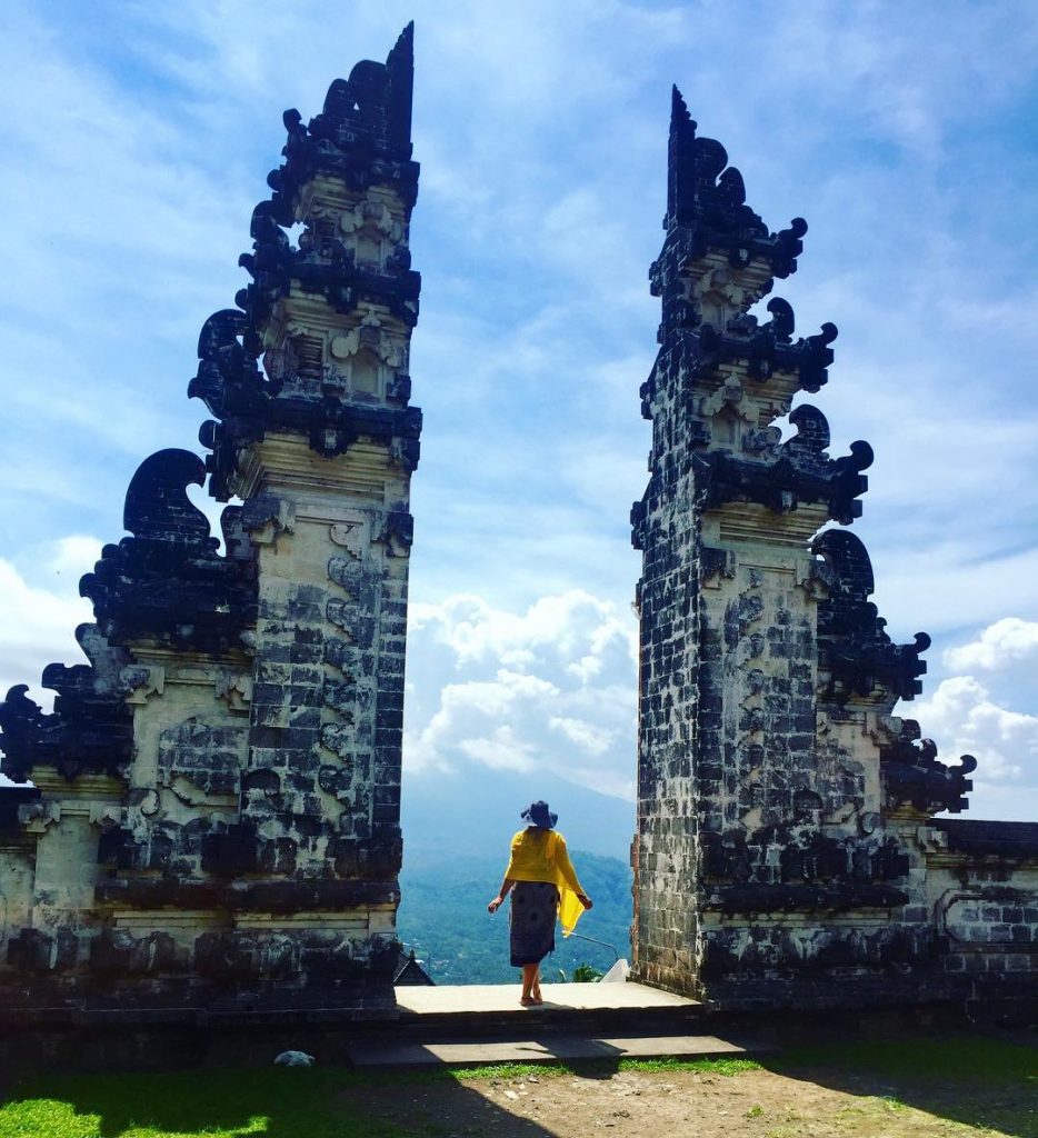 Gunung Agung still asleep #puralempuyang #gunungagung #balinesse #onebackpacktwofeet #wotwtravel @travellikeagirl @wearetravelgirls