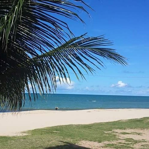 Águas mornas e tranquilas. Uma piscina natural formada pela barreira de corais. Assim é…